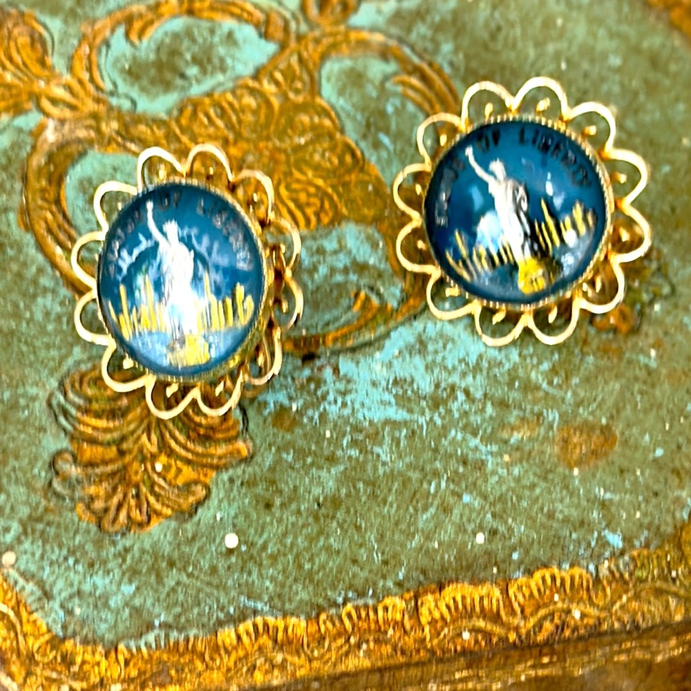Vintage screw type gold filled earrings statue of liberty inside a glass dome
